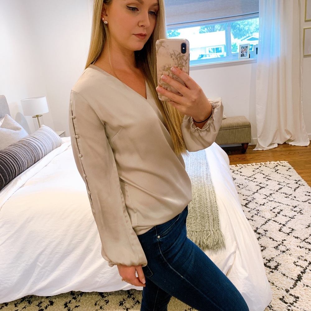 Banana Republic blouse. Size Small. Color ivory/champagne.